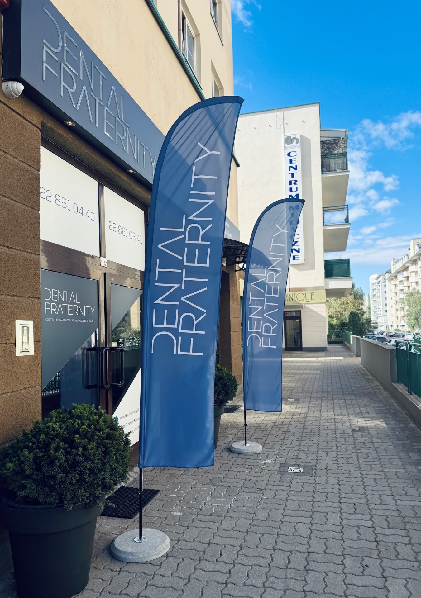 Wejście do kliniki Dental Fraternity Bemowo